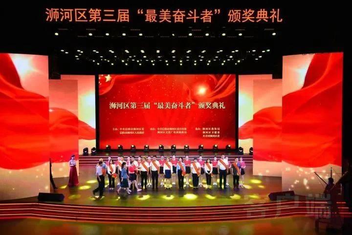 重庆的烂棚棚火锅店嫩个多，凭啥这家开着豪车排队2小时也要吃？